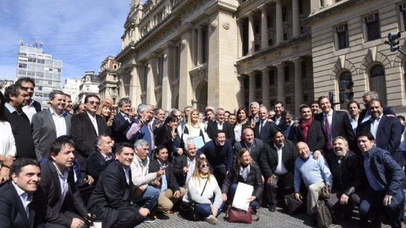 Intendentes presentan amparo por la quita del Fondo Sojero