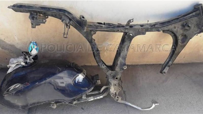 Le robaron la moto y la desarmaron