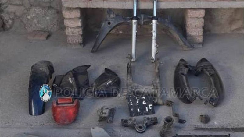 Le robaron la moto y la desarmaron