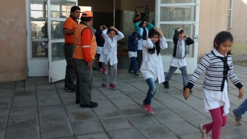 Simulacro de evacuación en escuela Revolución de Mayo