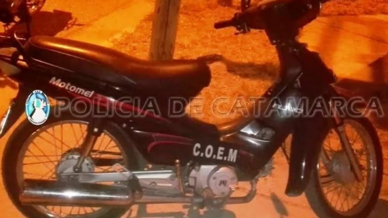 Entre la maleza, encuentran una moto robada