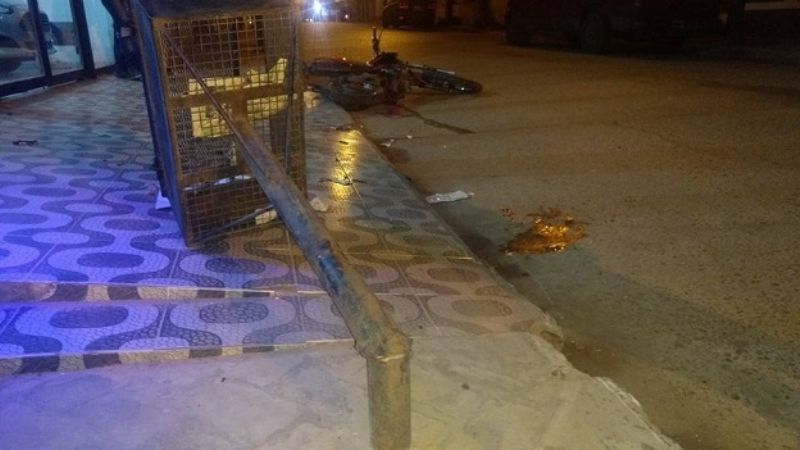 Motociclista se estrelló contra un cesto de basura