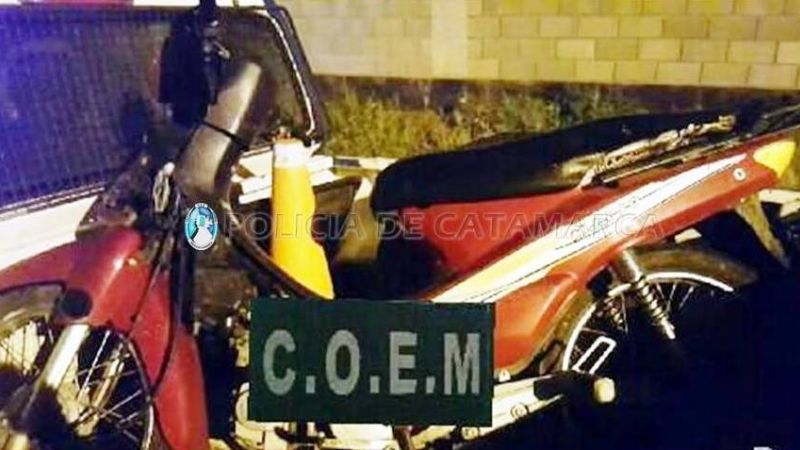 Atrapan a dos arrebatadores y le secuestran la moto