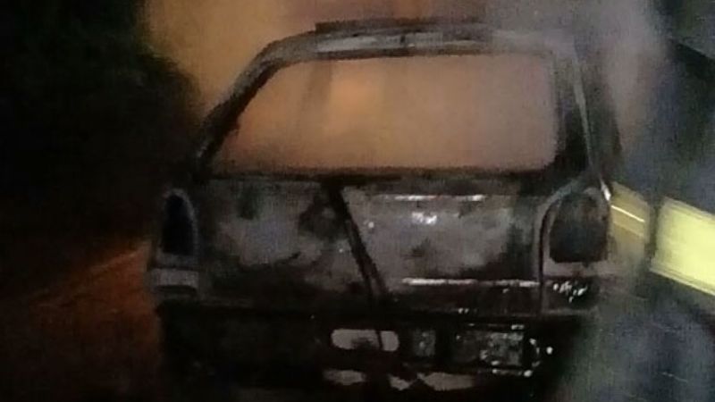 Un desperfecto en el motor provocó el incendio de un auto