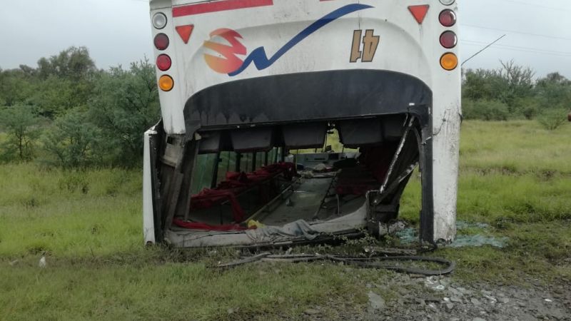 Tremendo vuelco de un colectivo en la ruta 38