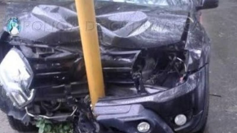 Chocó contra un poste y dejó abandonado el vehículo y a su acompañante