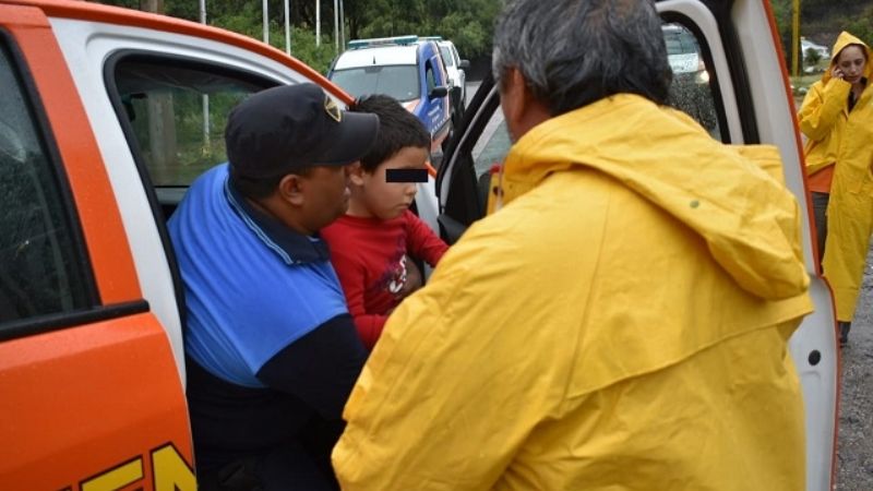 Asisten a 5 familias varadas en el camping por crecida del río