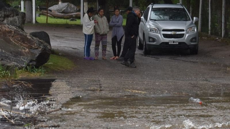 Asisten a 5 familias varadas en el camping por crecida del río