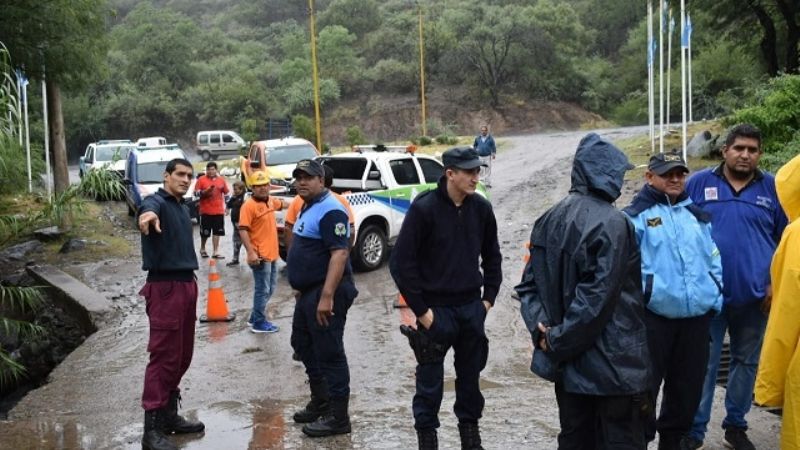 Asisten a 5 familias varadas en el camping por crecida del río