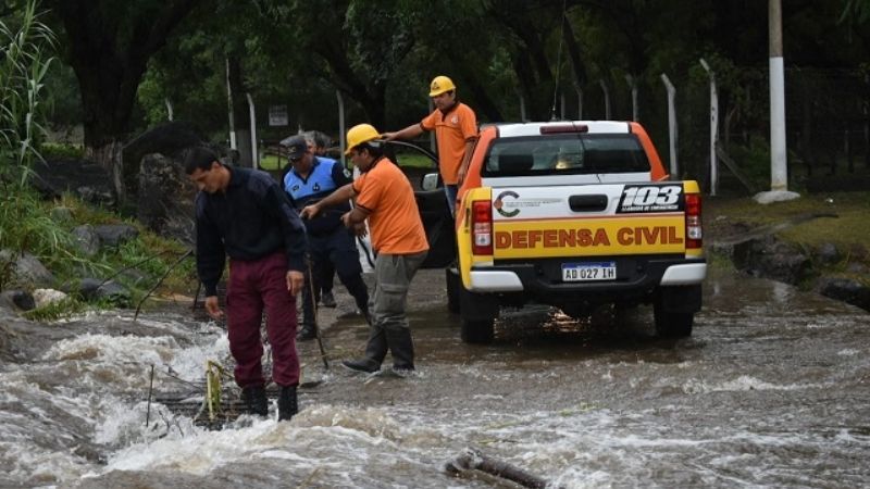 Asisten a 5 familias varadas en el camping por crecida del río
