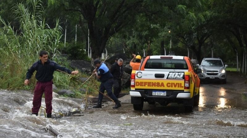 Asisten a 5 familias varadas en el camping por crecida del río
