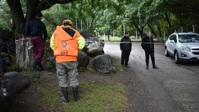 Asisten a 5 familias varadas en el camping por crecida del río