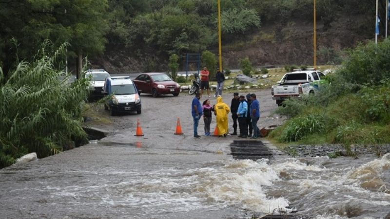 Asisten a 5 familias varadas en el camping por crecida del río