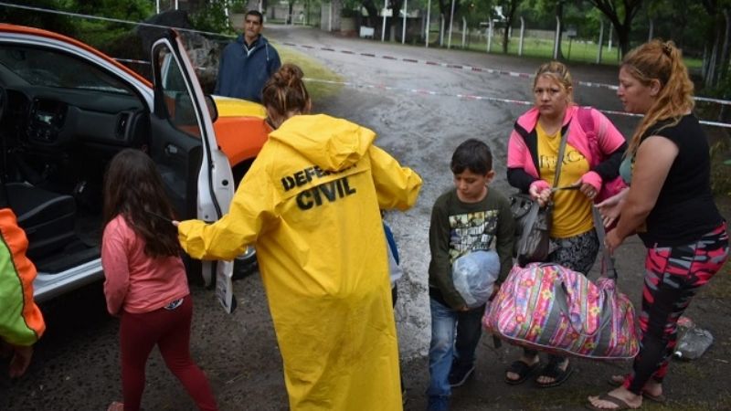 Asisten a 5 familias varadas en el camping por crecida del río