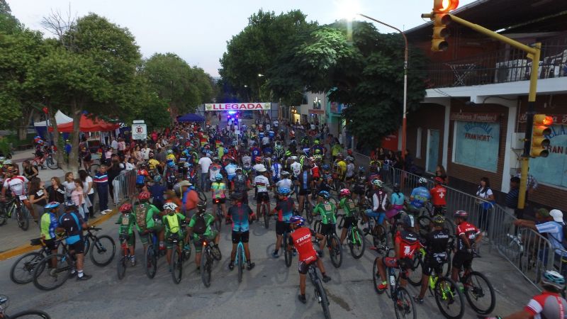 Alvaro Macías ganó en su tierra la primera fecha del “Rally Nocturno de MTB”