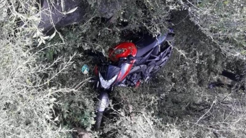 Motociclistas cayeron a un barranco en Anquincila