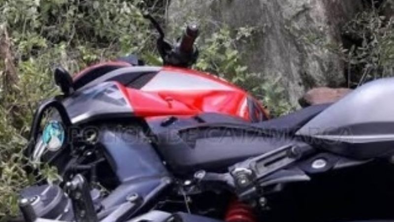 Motociclistas cayeron a un barranco en Anquincila