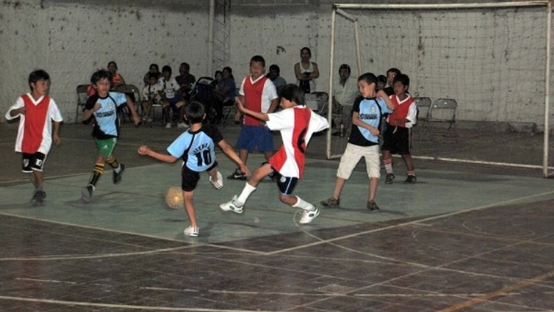 Intensa acción en el baby fútbol del Ateneo