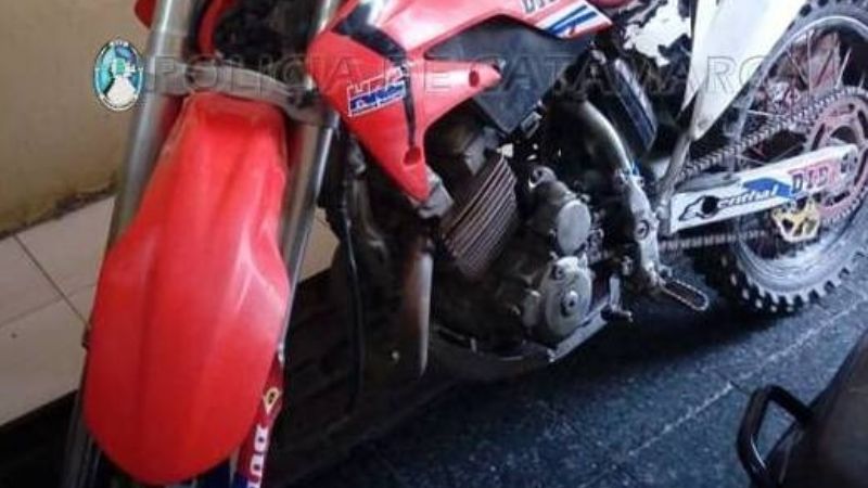 Intentaba poner en marcha una moto y policías la secuestraron