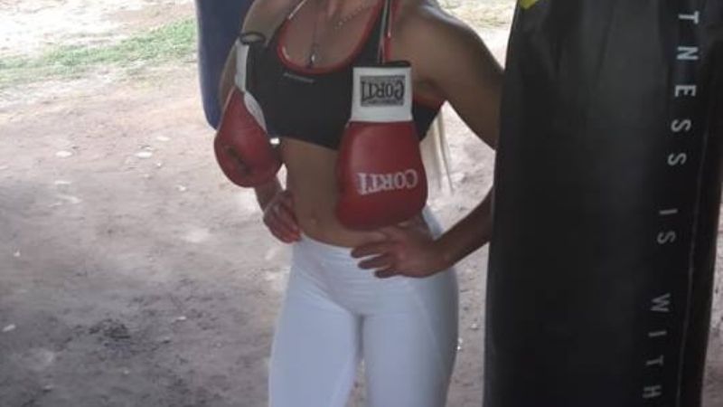 “La Barby de Acero” entrena doble turno pensando en el debut