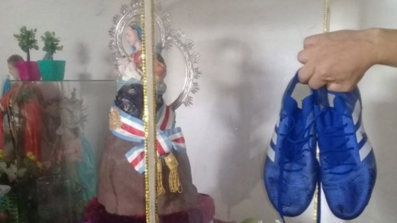 Un cura se negó a recibir los botines que le envió un jugador de River