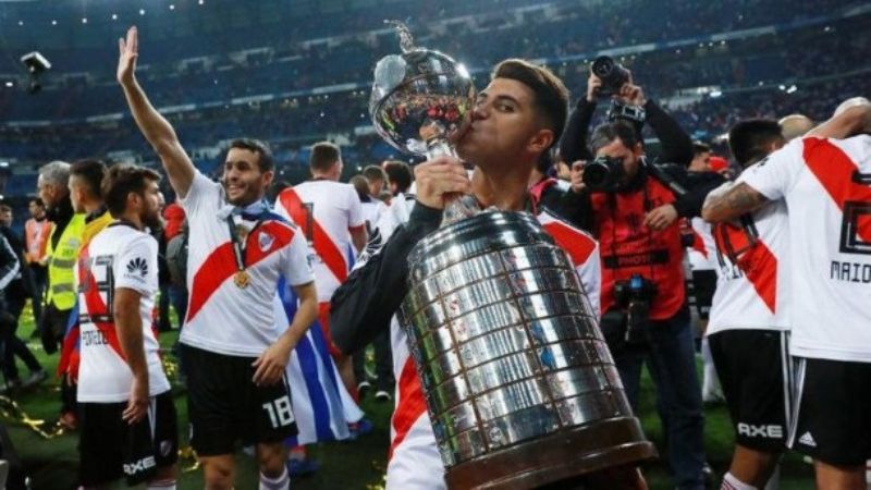 Un cura se negó a recibir los botines que le envió un jugador de River