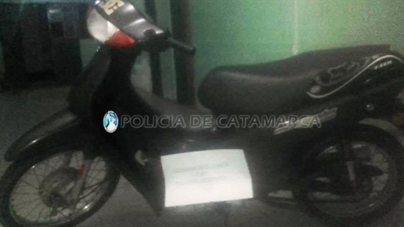Por circular en contramano, descubrieron que la moto era robada