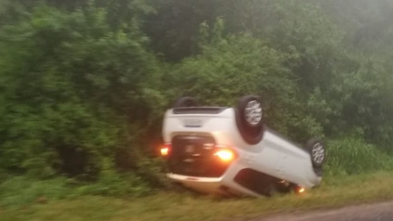 Volcó un auto camino a El Rodeo