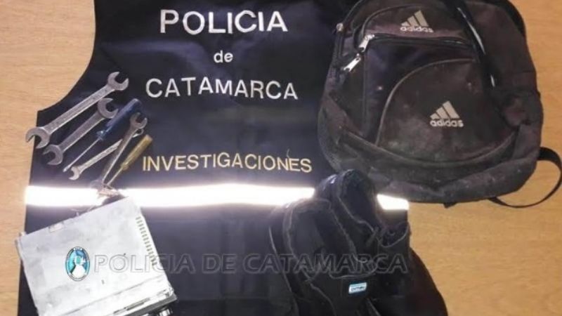Encuentran una mochila oculta en un baldío