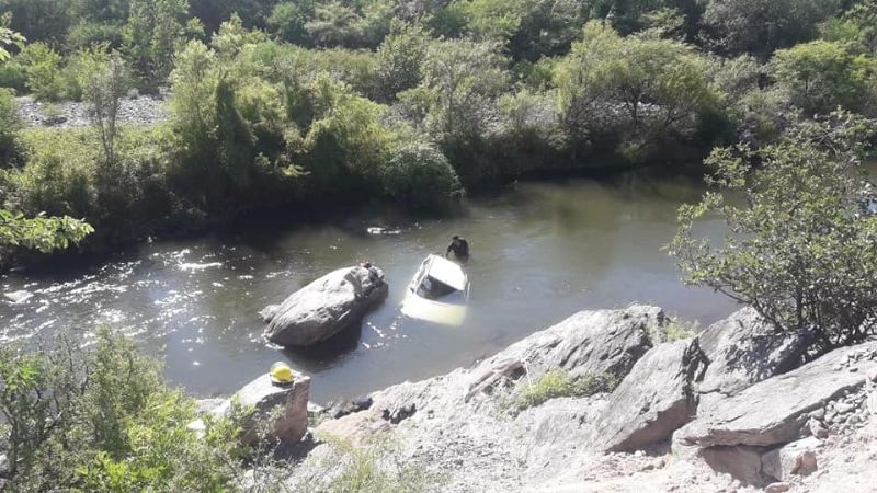 Un auto terminó en el fondo del río