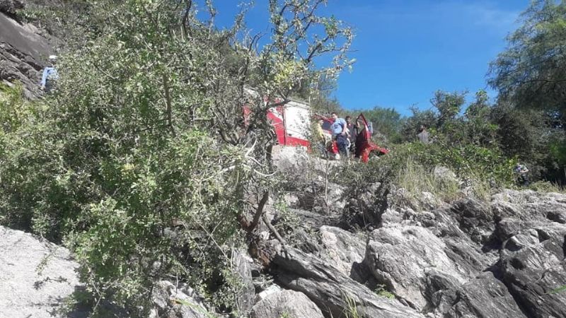 Un auto terminó en el fondo del río