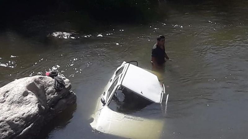 Un auto terminó en el fondo del río
