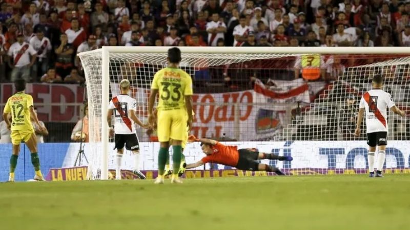 Defensa venció a River y se arrimó a Racing