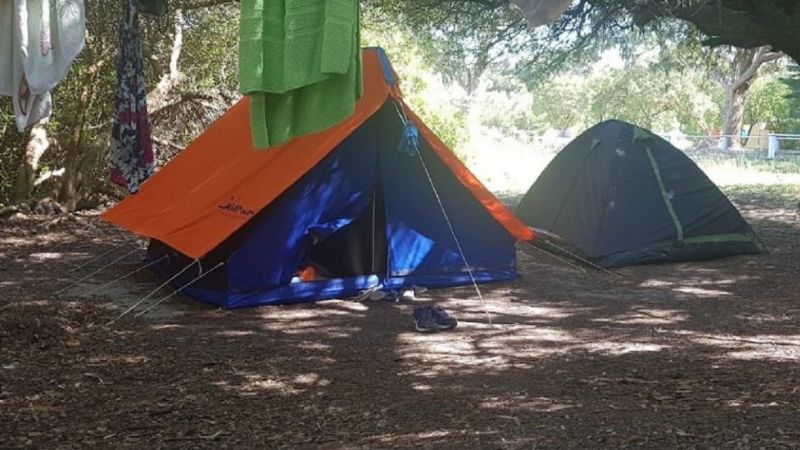 Detuvieron a cinco hombres acusados de violar a una menor en un camping