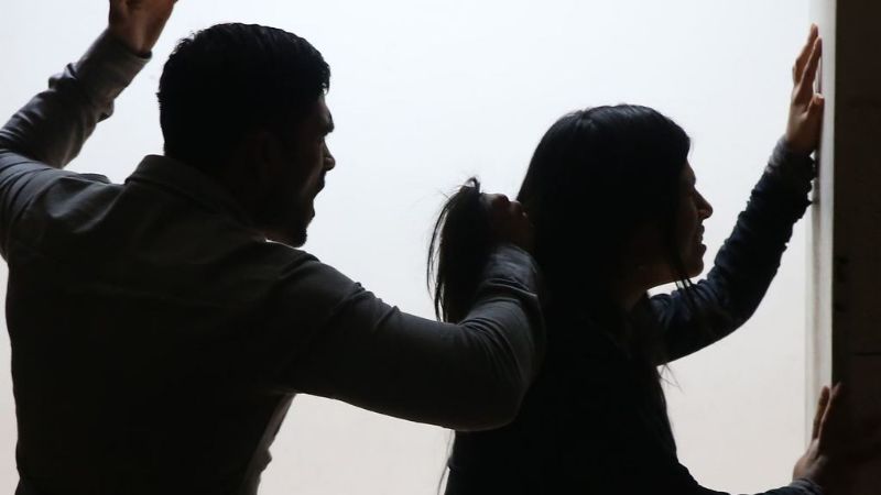 Aprehenden a un hombre sospechado de agredir físicamente a su pareja