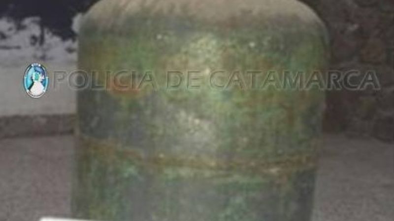 Abandonó una garrafa cuando vio a policías