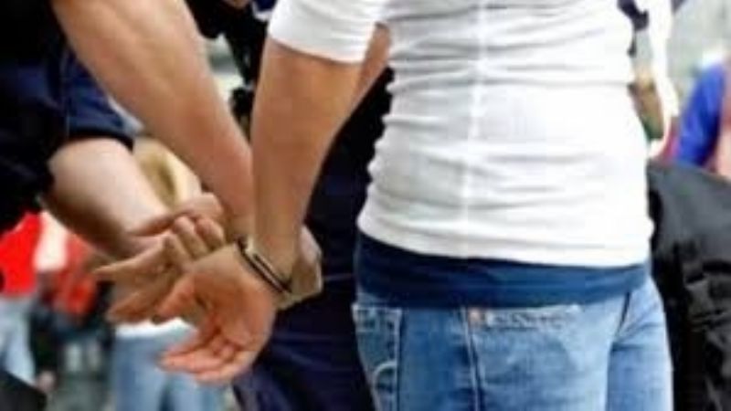 Arrestan a una joven mujer en estado de ebriedad