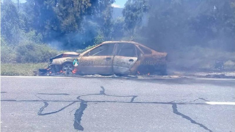 Un auto se quemó por completo llegando a Catamarca