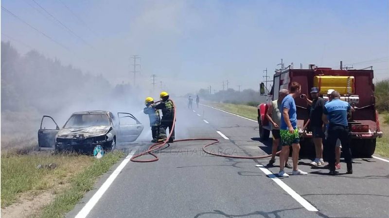 Un auto se quemó por completo llegando a Catamarca