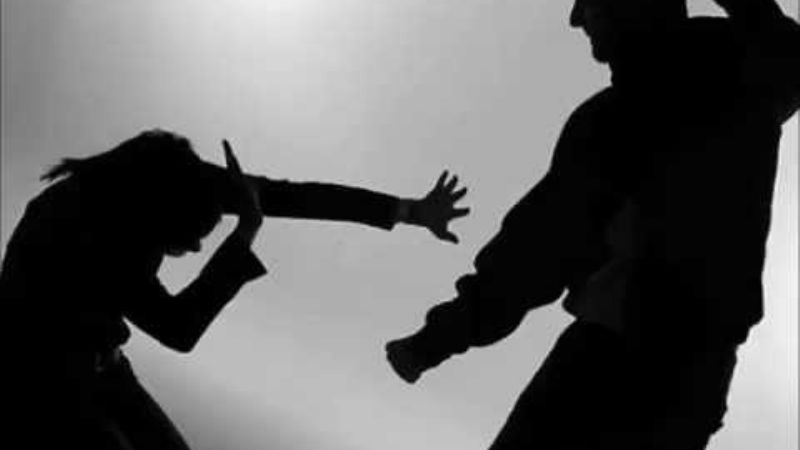 Un hombre golpeó a una joven