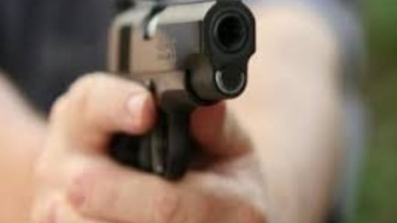 Tres sujetos en moto conducían a los tiros