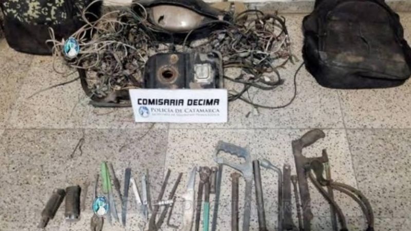 Los descubren robando motopartes y herramientas en un depósito de la Policía