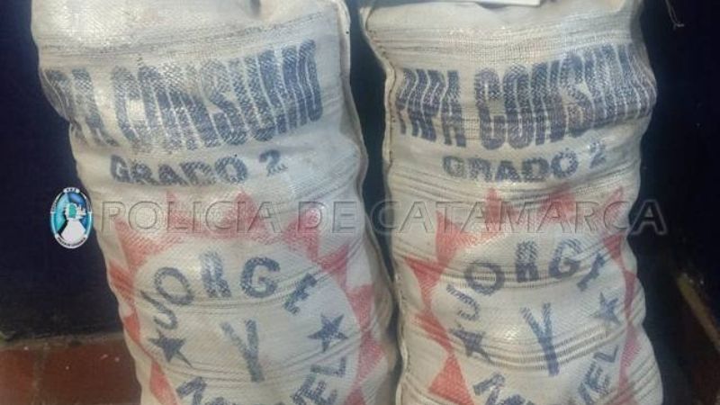 Encuentran dos bolsas de papas en un baldío