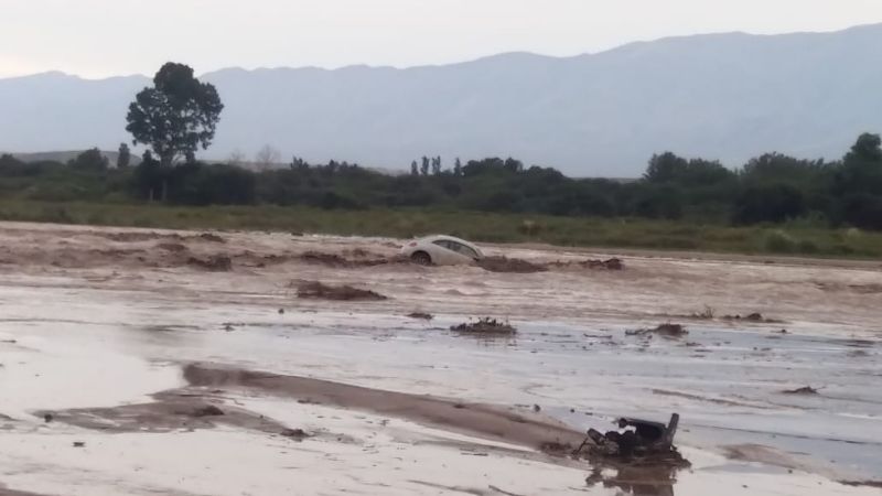 Auto fue arrastrado por la corriente y el conductor se salvó