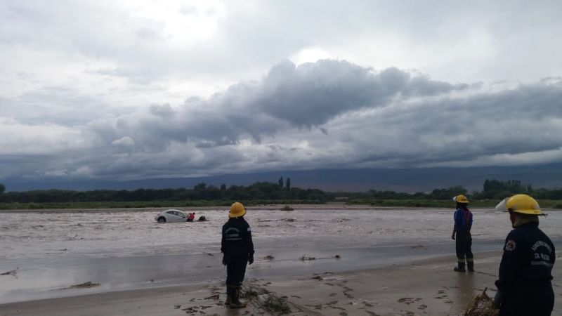 Auto fue arrastrado por la corriente y el conductor se salvó