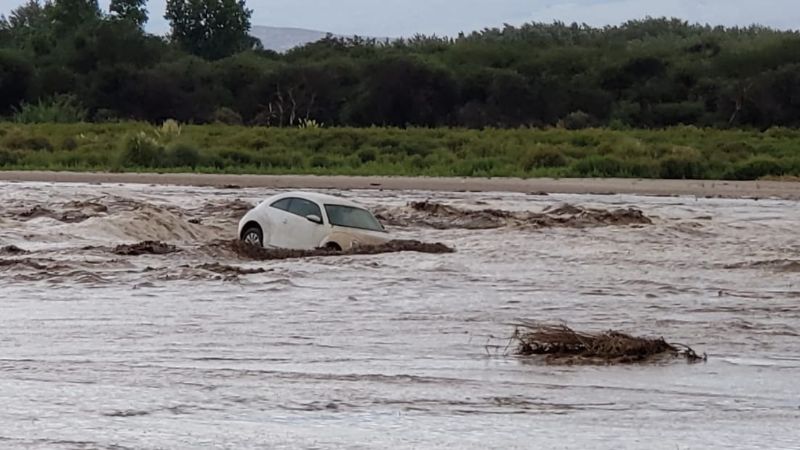 Auto fue arrastrado por la corriente y el conductor se salvó