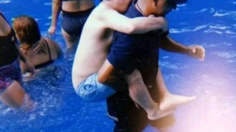 Tierna imagen: Ayudó a un niño a disfrutar de la pileta