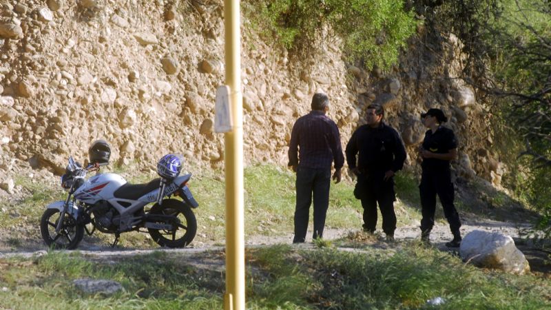 Amenazó con tirar a su hijo al dique, luego de que la policía intentó retirarla