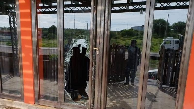 Destrozaron y robaron en “Lucky Bar” en Recreo