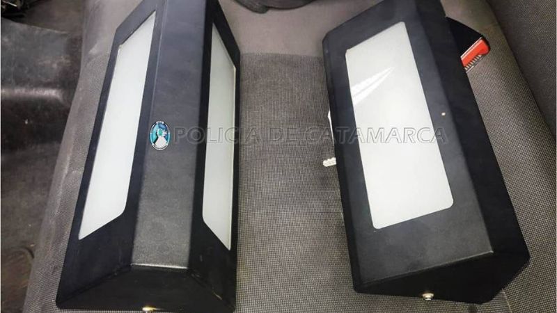 Encuentran en un descampado dos apliques de iluminación